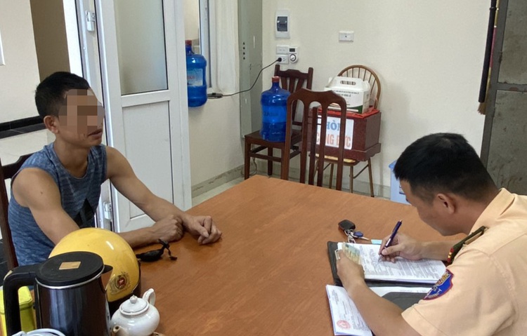 Hanoi truck driver fined for transporting goods stacked 4.2m high