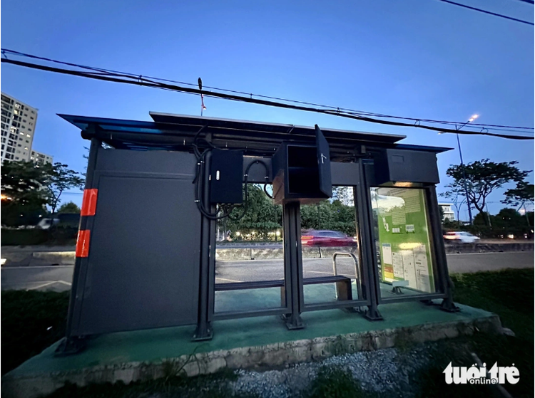 Ho Chi Minh City bus stops darken as lights stolen