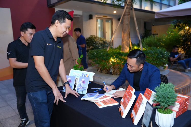 This Vietnamese author stands out with single-minded journey to diffuse knowledge at home and abroad