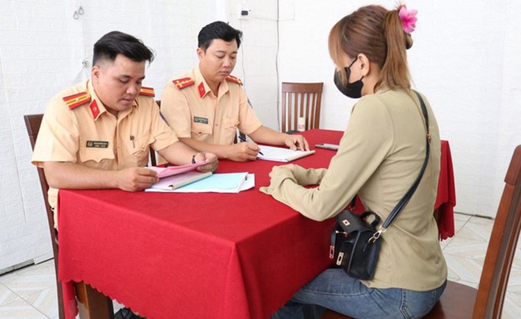 Young woman fined for performing stunts while riding motorcycle in southern Vietnam