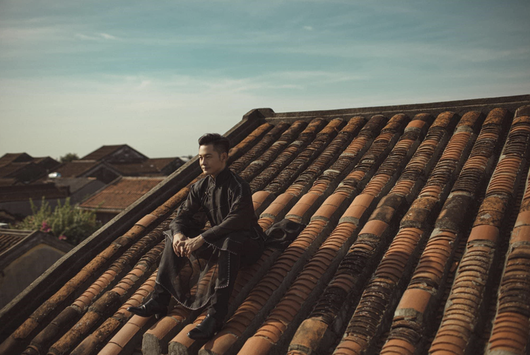 Vietnamese singer sparks outrage for posing atop ancient house in Hoi An