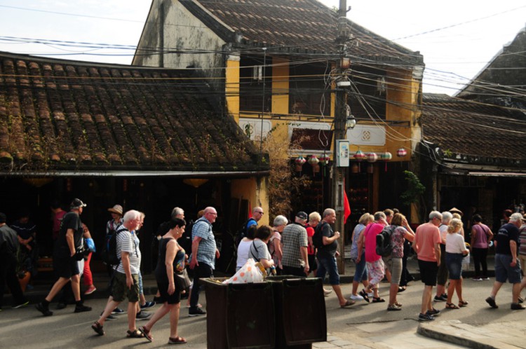Vietnamese singer poses atop ancient house in Hoi An without permission: house manager