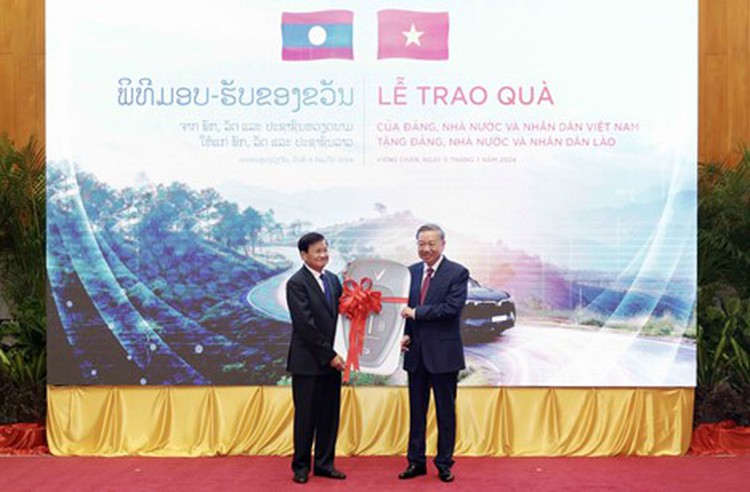 Vietnam presents 20 VinFast electric cars to Laos during state president’s visit