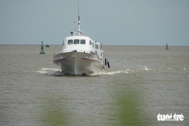 700 tourists stranded on Vietnam island safely back to mainland