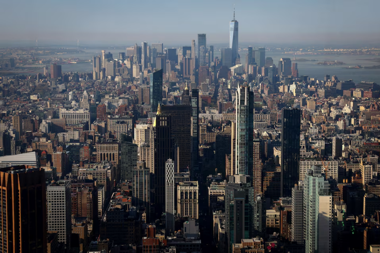 IMF sees steady global growth, warns of slowing disinflation momentum