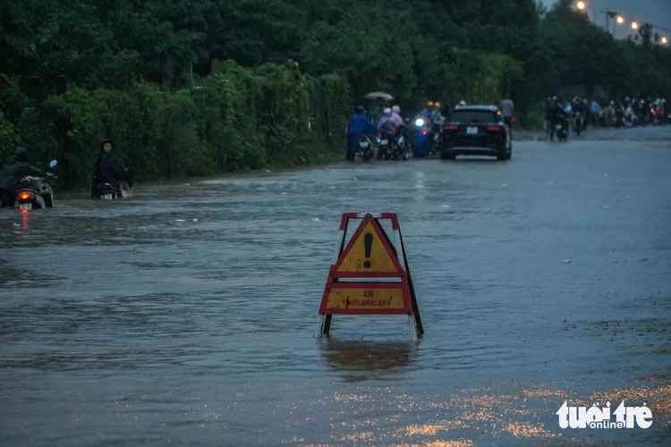 Prolonged downpour submerges parts of Hanoi, causes traffic chaos