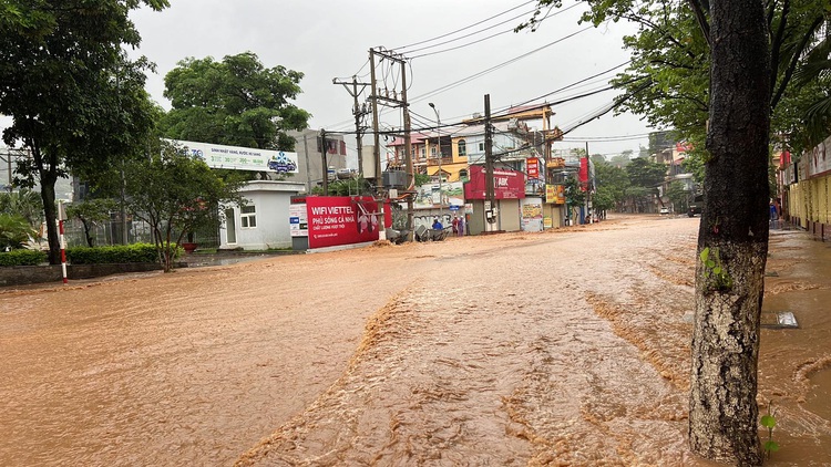 Excessive rainfall turns roads in Vietnam’s mountainous province into rivers