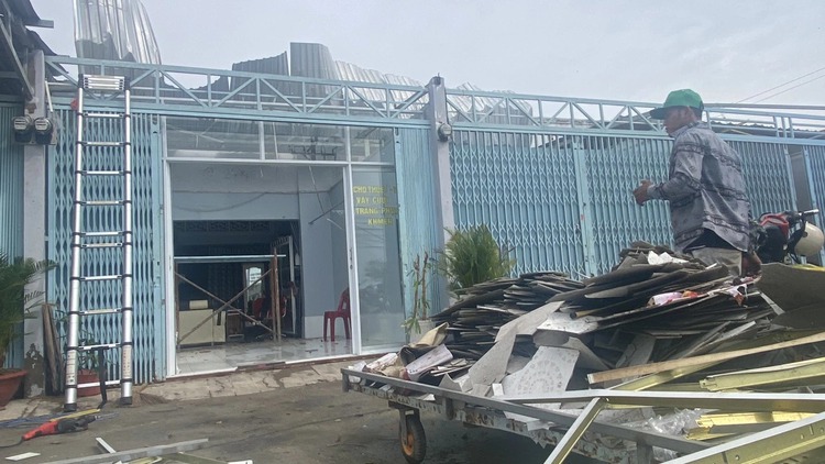 Whirlwinds rip roofs off homes in southern Vietnam