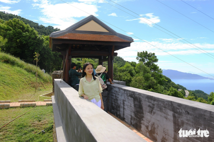 Hundreds of tourists flock to Hai Van Gate in central Vietnam on first day of reopening
