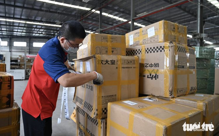 Why is delivery from China to online shoppers in Vietnam so swift?