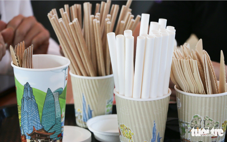 Foreigner astonished by paper straws, cups at tourist sites on Phu Quoc Island