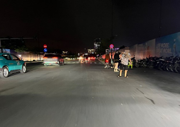 Ho Chi Minh City traders run in streets to solicit, hurl insults to refusals
