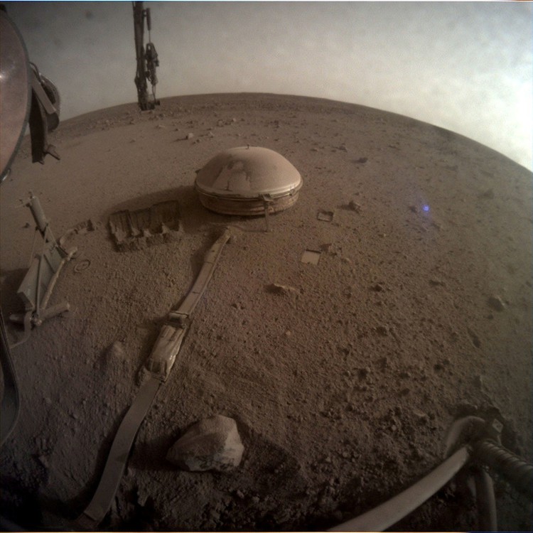 Seismic data indicates huge underground reservoir of liquid water on Mars