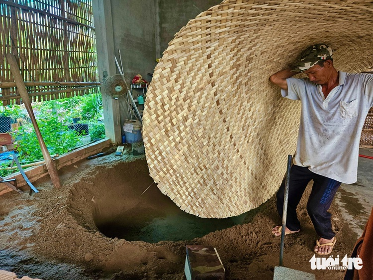 Vietnam basket boat village draws tourists with traditional craft using cow dung waterproofing technique