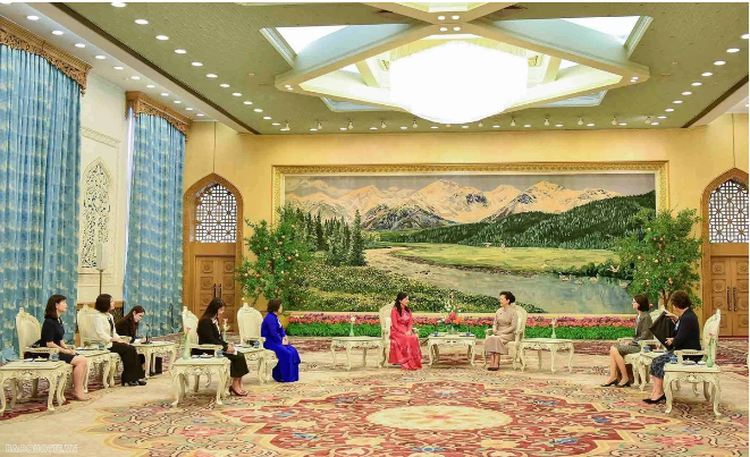 Spouses of top Vietnamese, Chinese leaders enjoy tea, art performances in Beijing