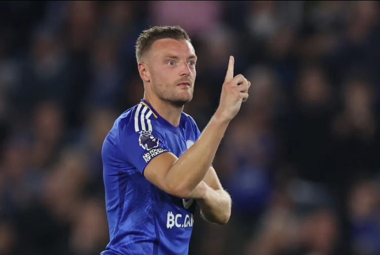 Jamie Vardy taunts Tottenham fans after being subbed off