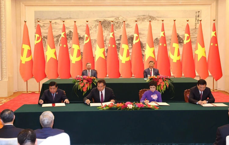 China views Vietnam as top priority in neighborhood diplomacy: Xi Jinping