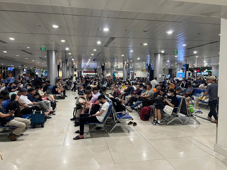 Holiday travel plans derailed by flight disruptions at Ho Chi Minh City airport