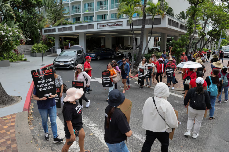 10,000 US hotel workers strike as contract talks break down
