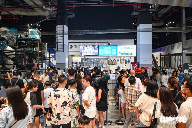 Hanoi shopping malls overflow on National Day holiday