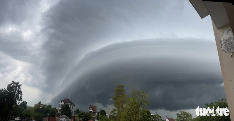 Huge shelf cloud darkens skies over Vietnam’s north-central provinces ahead of Yagi’s landfall