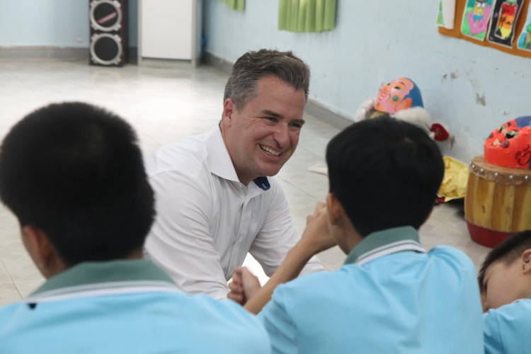 US ambassador, Marine veterans visit Vietnamese AO victims in Da Nang