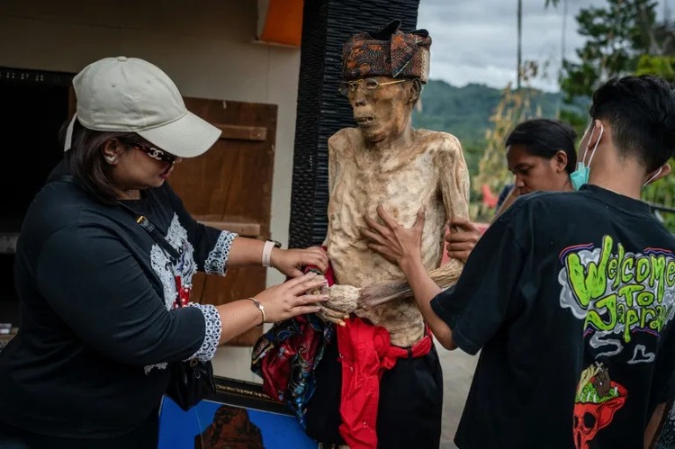Indonesian villagers dress corpses in ritual for the dead