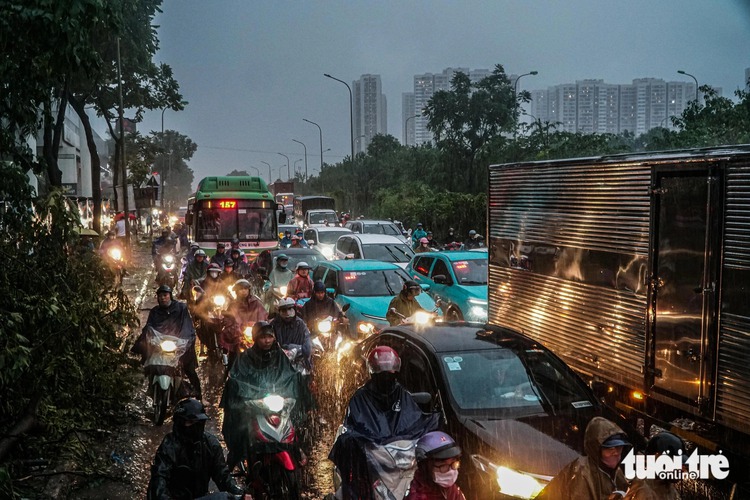 Heavy rain triggers traffic chaos in Hanoi