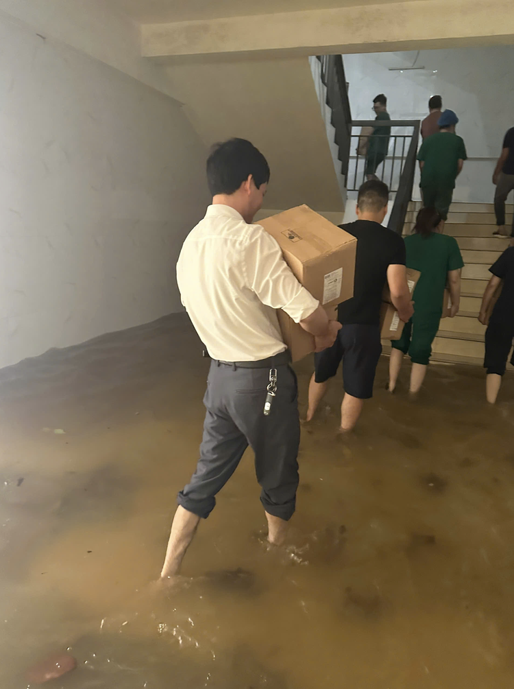 Baby delivered with phone flashlights amid power cuts in northern Vietnam