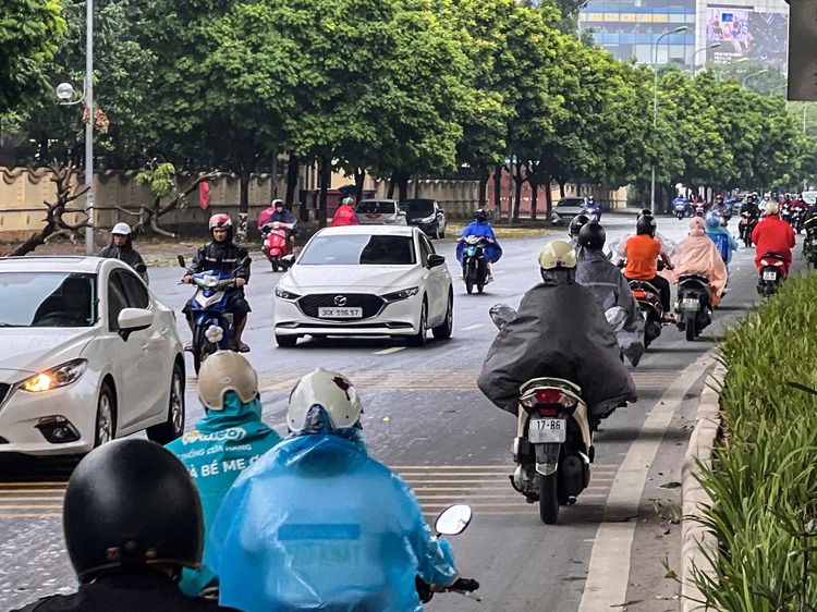 Monday downpour swamps multiple roads in Hanoi