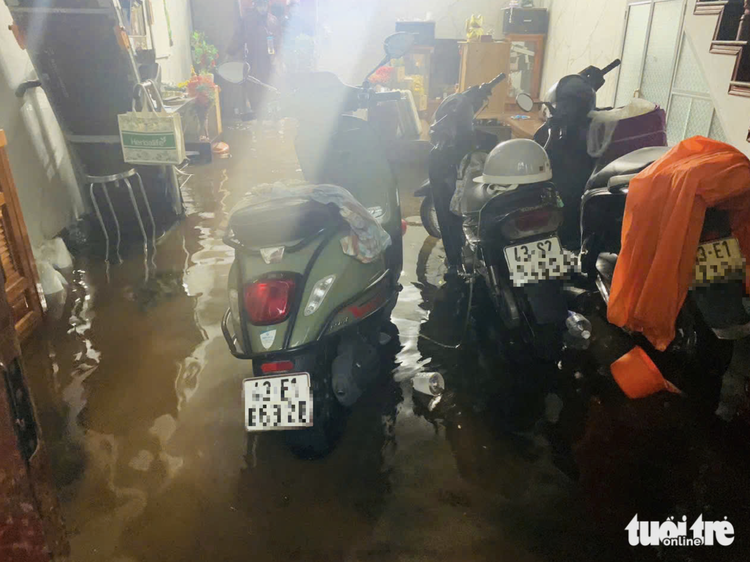 Rainwater submerges dozens of houses in Da Nang