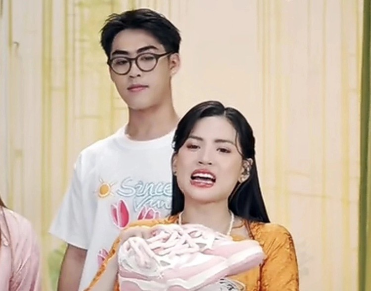 Rise of 'streaming superstars' in Vietnam's e-commerce battleground