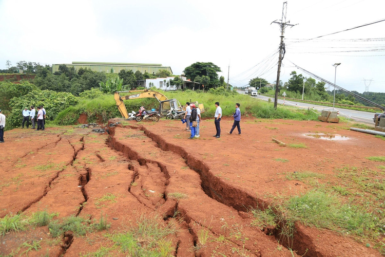 Large cracks appear on national highway in Vietnam’s Central Highlands