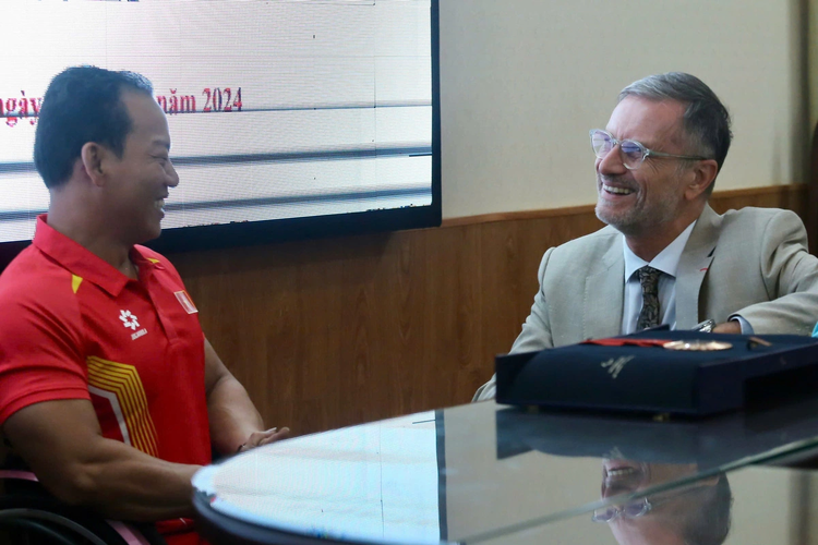 French ambassador congratulates Vietnamese bronze medalist at Paris 2024 Paralympics