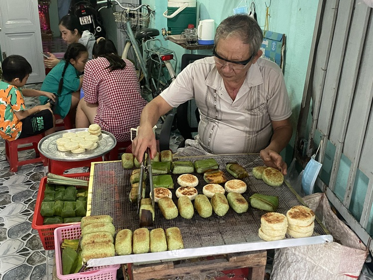 Crowds flock to this grilled banana sticky rice stall in southern Vietnam