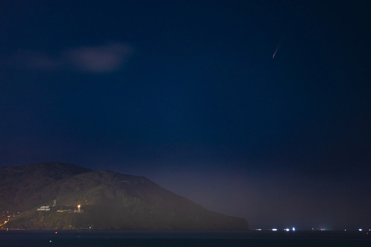 Comet visible every 80,000 years photographed in Vietnam