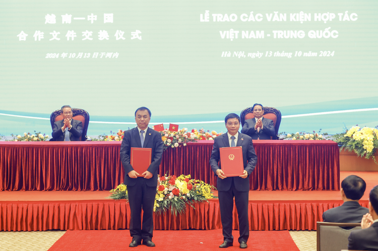 Vietnam, China exchange 10 cooperation deals