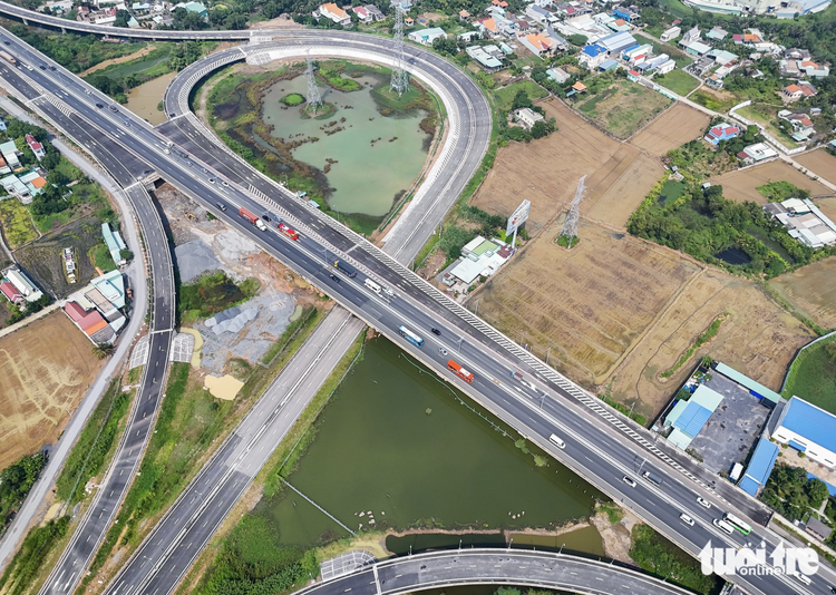 Key expressway running through Ho Chi Minh City takes shape