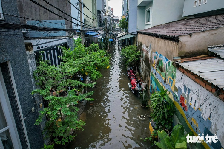 High tides flood Ho Chi Minh City’s District 7, disrupt commutes