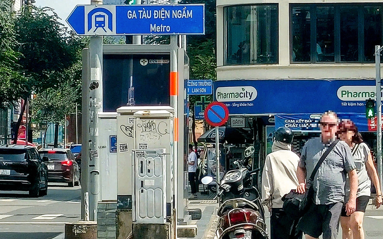 Ho Chi Minh City plants metro station signage, misleading foreigners about metro line operation