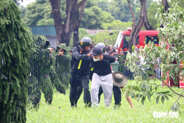 Vietnam police show strength, skills in national security campaign