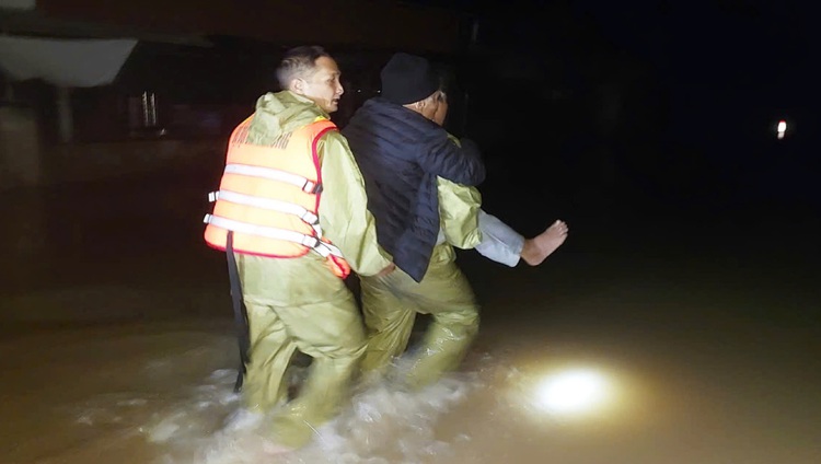 Vietnam border guards carry octogenarian patient 2km through floods for emergency treatment