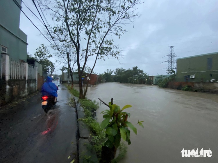 Hours-long downpour floods Da Nang