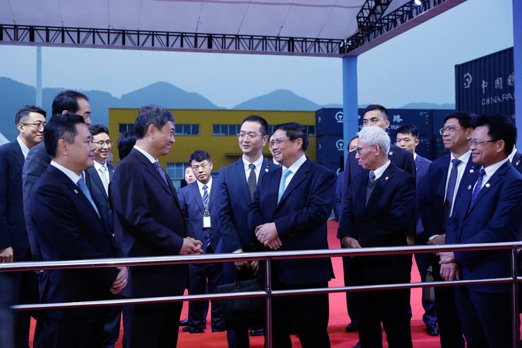Vietnam premier visits China’s Chongqing Int’l Logistics Hub Park