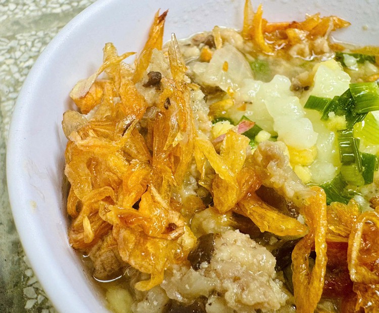 Ho Chi Minh City's hidden gem 'bánh đúc' stall has captivated customers for over 4 decades