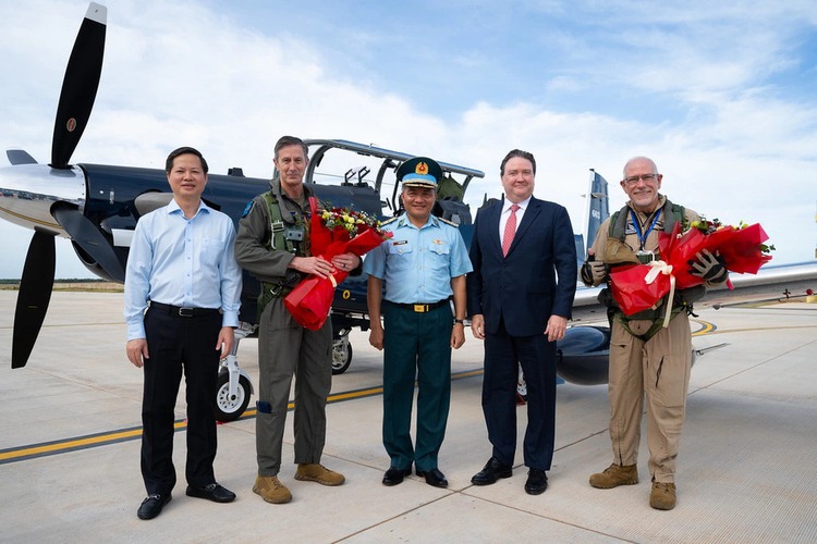 Vietnam receives 5 first T-6C trainer aircraft from US