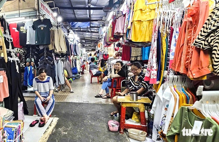 Vietnamese consumers torn between local goods and low-cost Chinese imports