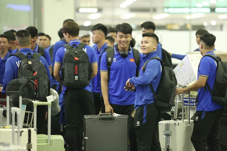 Vietnam men’s football team heads to S. Korea for 2024 ASEAN Championship training