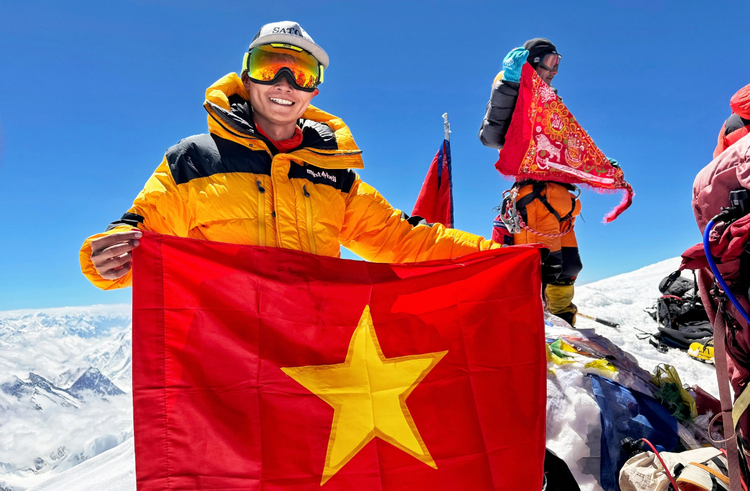 Hanoian becomes first Vietnamese woman to summit Mount Ama Dablam in Nepal