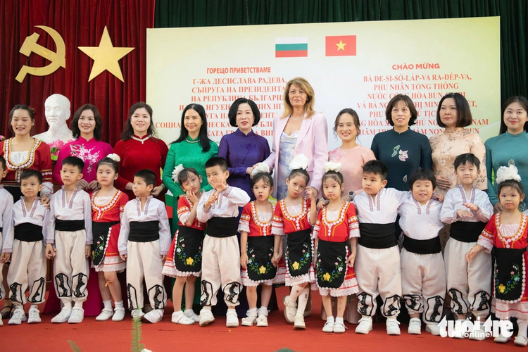 Spouses of Vietnamese, Bulgarian presidents visit Hanoi kindergarten